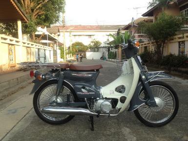  Honda C70 สีเทาเข้มตัดขาว เครื่องดรีมระบบ 4 เกียร์มีท.บ.โอนได้ ราคา 22,500 บาท